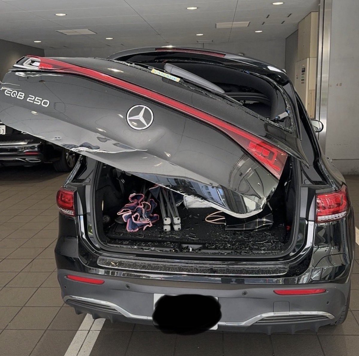 barimendoi's tweet photo. 今話題のGLBタワーパーキングに駐車してあったら、勝手にリアゲートが誤動作で開いてバッキバキになる事例
ウチのGLBも不安になりディーラーに☎️
営業「え、ダル医さんの自宅タワーパーキングですか？」
ワイ「いや、普通の車庫です。」
営「じゃあ大丈夫では？」
ベンツ、そういう所やぞ… https://t.co/ovxDsINdYG