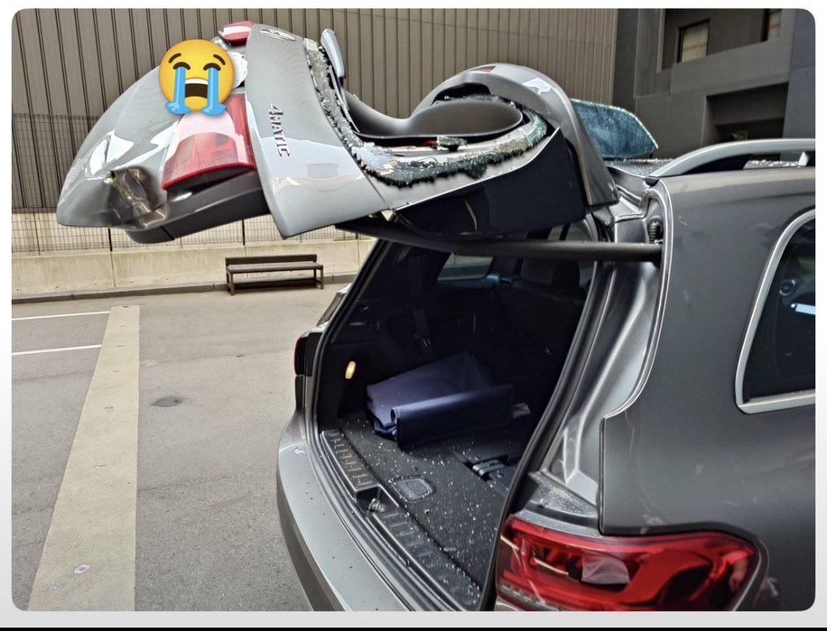 barimendoi's tweet photo. 今話題のGLBタワーパーキングに駐車してあったら、勝手にリアゲートが誤動作で開いてバッキバキになる事例
ウチのGLBも不安になりディーラーに☎️
営業「え、ダル医さんの自宅タワーパーキングですか？」
ワイ「いや、普通の車庫です。」
営「じゃあ大丈夫では？」
ベンツ、そういう所やぞ… https://t.co/ovxDsINdYG