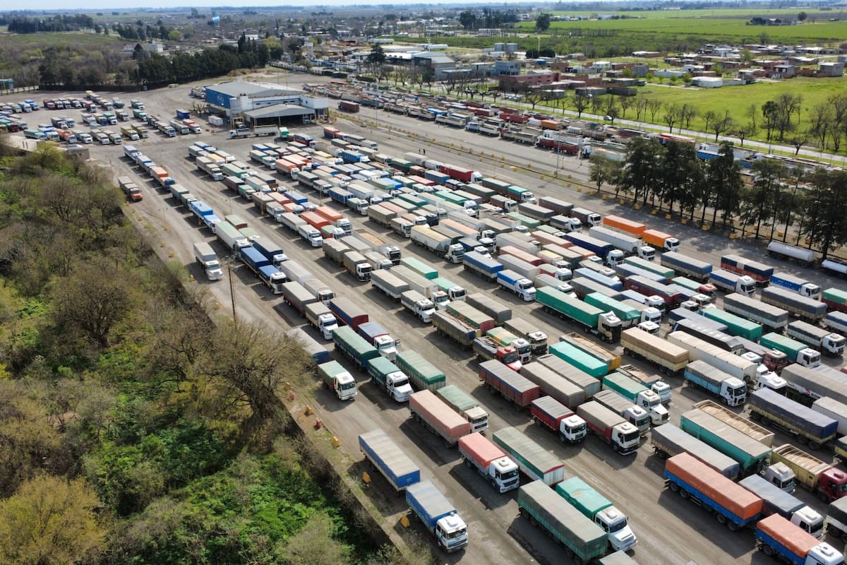 LNcampo's tweet photo. Supercosecha: más de 4200 camiones llegaron a los puertos del Gran Rosario por el fuerte ritmo de exportaciones https://t.co/wJYl79smaI https://t.co/pSV39hjNuZ