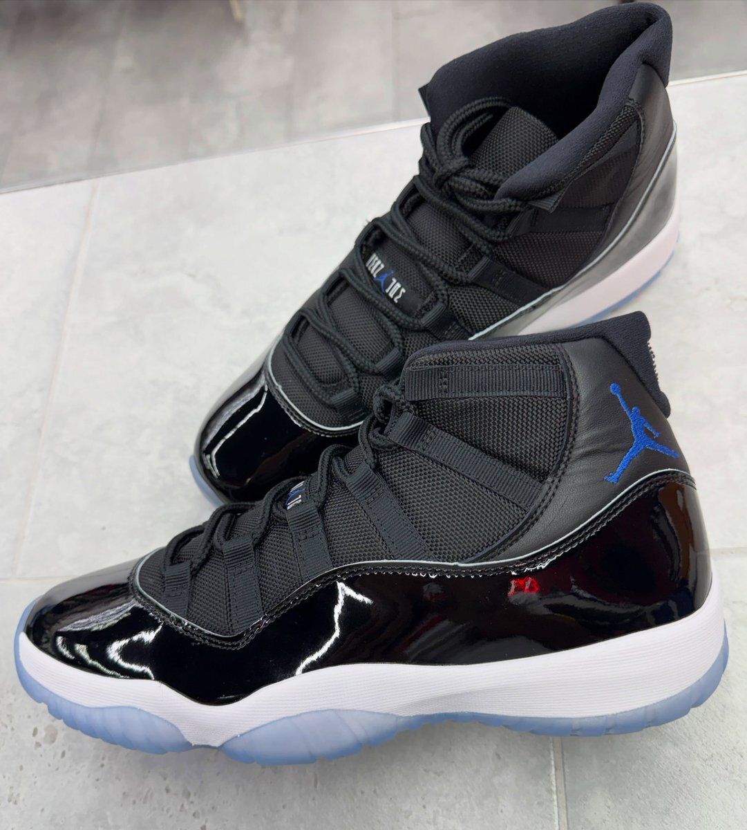 JustFreshKicks's tweet photo. Air Jordan 11 “Space Jam” Releases December 12th 🐰🌌

Details: https://t.co/bN0GpXEk1V https://t.co/dTfGbsom1x