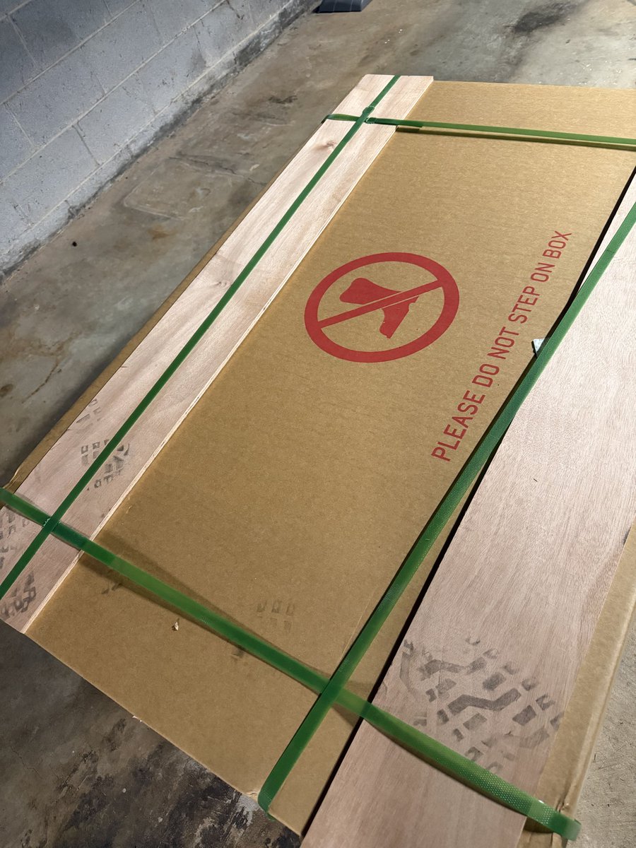 Cube_Ind's tweet photo. またでかい荷物届いたんだけどさ
箱の上に乗るな！って書いてあるのに
メリケンカスは乗るんだよ。
死んで良いよ本当 https://t.co/3hjki72YuQ