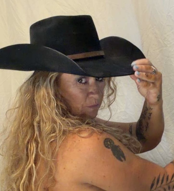 Cowboynhothfr's tweet photo. Let’s ride #hotredhead https://t.co/6QZuNTSpQd