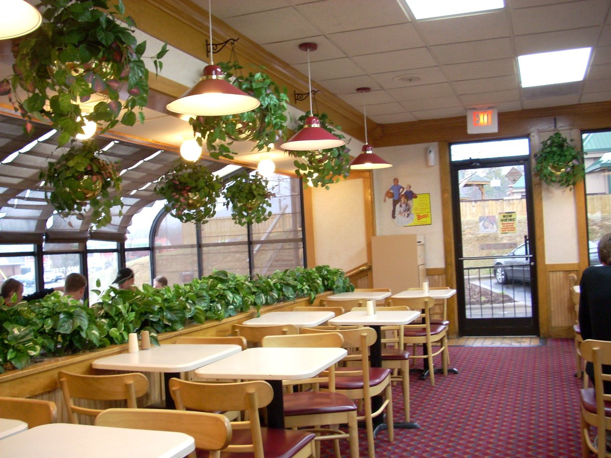 NostalgiaFolder's tweet photo. Going to Wendy's in the 2000s https://t.co/tcVwy3SRhj