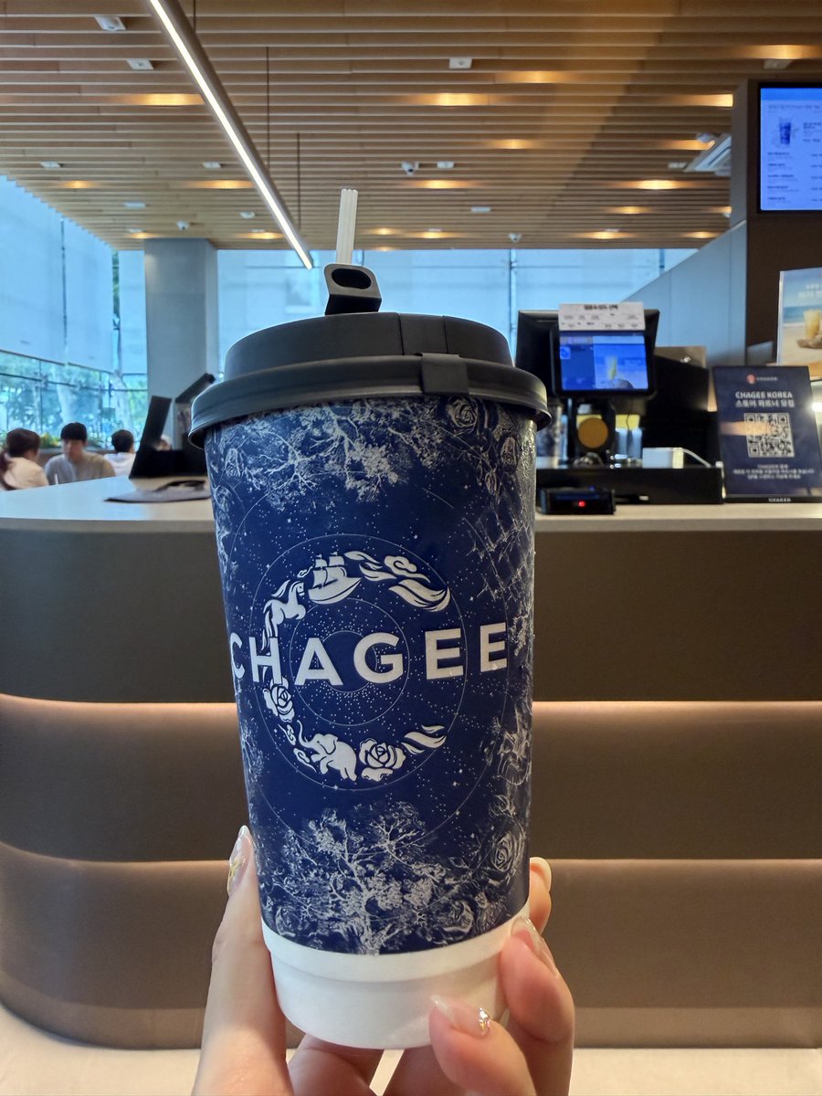 alcoholic0419's tweet photo. やっとCHAGEEへ行けた❣️
駅三店に行ったんだけど誰も並んでないしすぐ買���たよ！タホンパオミルクティーアイスと砂糖は少なめにした！砂糖は少なめにしない方が絶対美味しいなと思った🥲
あと私はやっぱりスタバのクラシックミルクティー推しです🫶 https://t.co/5zKDFdCdEu