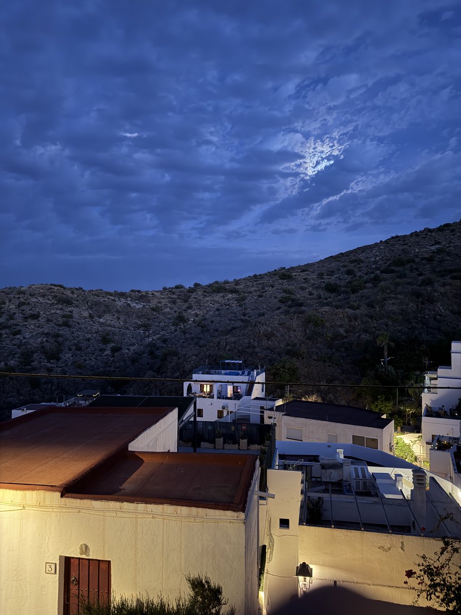 rincondemellis's tweet photo. Comparativa del modo noche entre el Pixel 11 Pro (1 Imagen) y el iPhone 17 Pro (2 Imagen).
#pixel11pro #iphone17pro #android #apple #nightsight https://t.co/uk4JcK1dZq