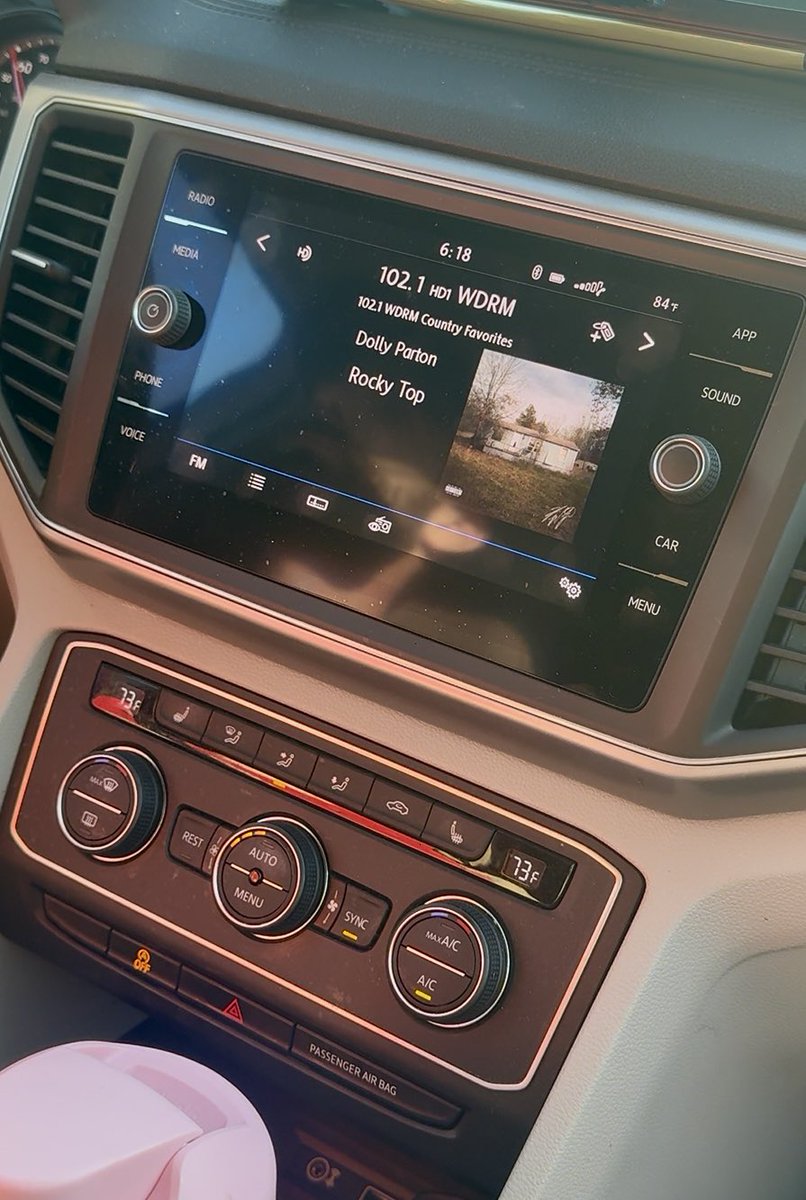 lace_jay_bee's tweet photo. My local Alabama radio station is playing Dolly’s version of Rocky Top. 🥹🧡 https://t.co/87v2nsfqFK