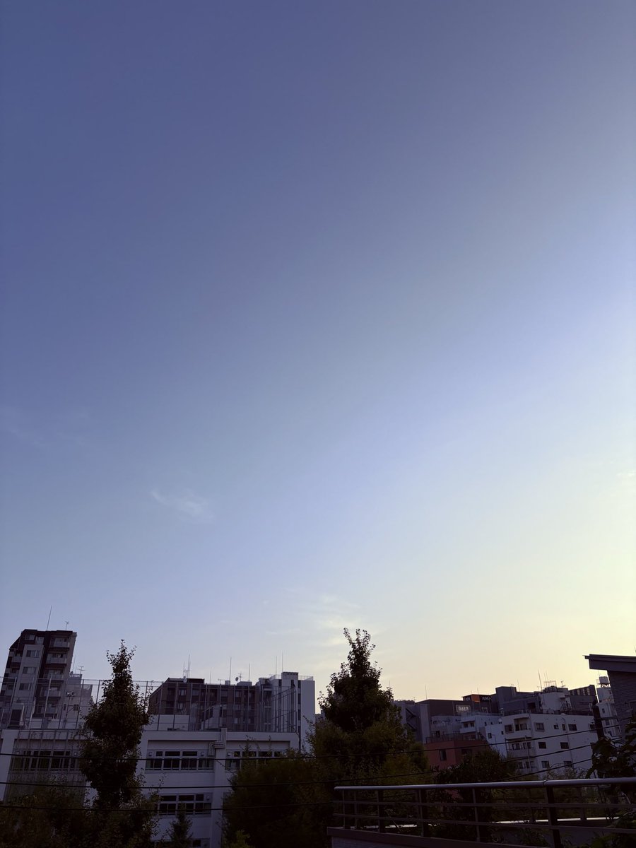 mecsns50's tweet photo. おはようございます！
#新潟市西区 は☁️、#台東区 は☀️

暑いけど、少しずつ夏も終わりに近づいてるんでしょうか？日の入りも少しずつ遅くなってるような？
そしてベランダのセミの死骸…我が家は全員、虫がダメでして🙃はや一週間放置🍐

#企業公式が毎朝地元の天気を言い合う 
#企業公式相互フォロー https://t.co/f95RUfKK23
