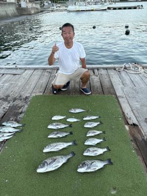 minnaga_com's tweet photo. 和歌山県中部 尾張屋

松田様チヌ４０㎝頭に１０枚二桁釣り達成 ＼(^o^)／

筏釣りチヌ夏チヌは多いですが型のいいのも出てきました。相変わらずアイゴの群れ！！

https://t.co/HRwEAtRJgQ https://t.co/1LJBJoNp9Y