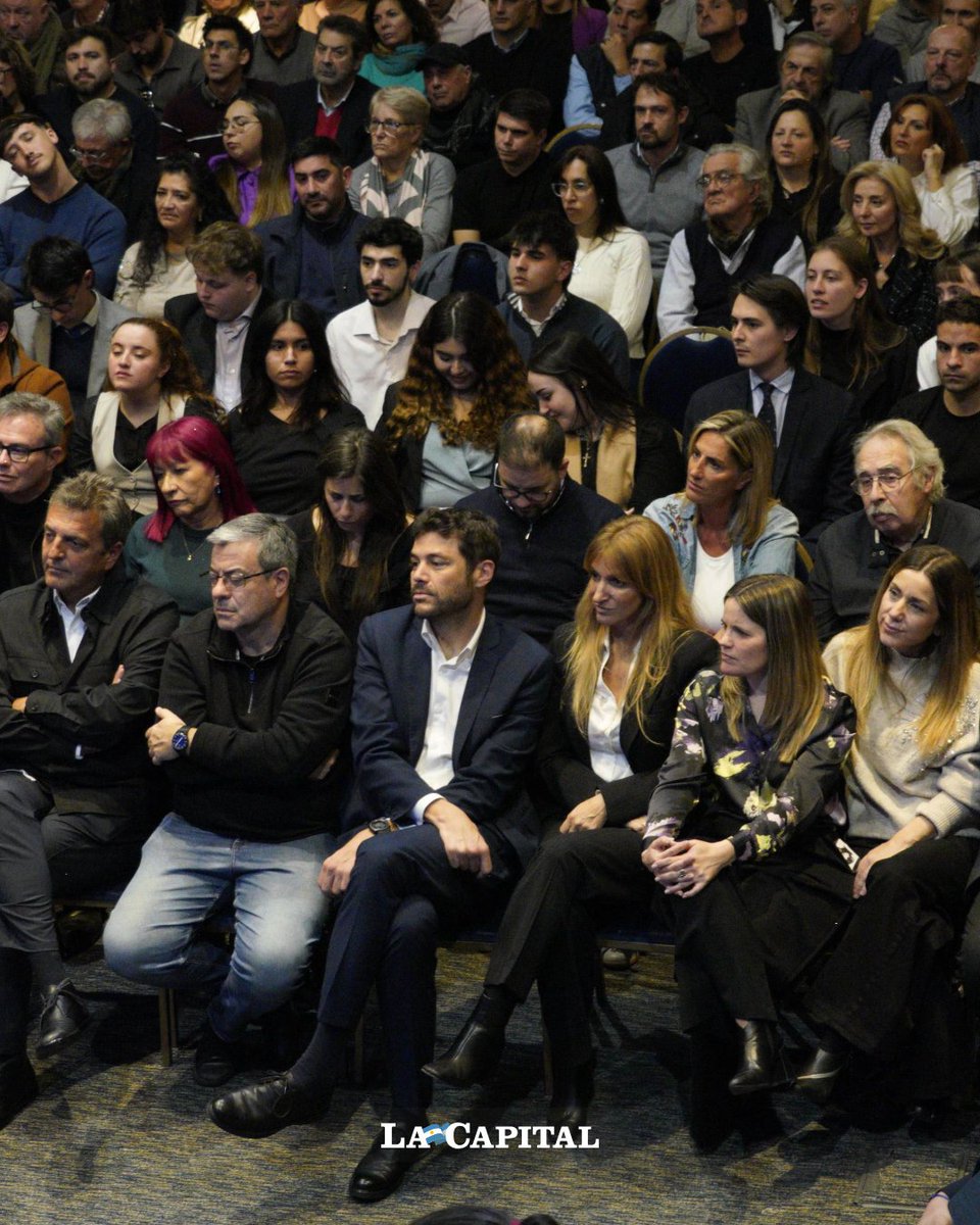 lacapital's tweet photo. LAS IMÁGENES DE MASSA EN ROSARIO 🔵

Sergio Massa reapareció en público en Rosario para acompañar a Diego Giuliano en la presentación de su libro en un acto que reunió a dirigentes de distintos sectores del peronismo santafesino.

📸 Marcelo Bustamante / La Capital