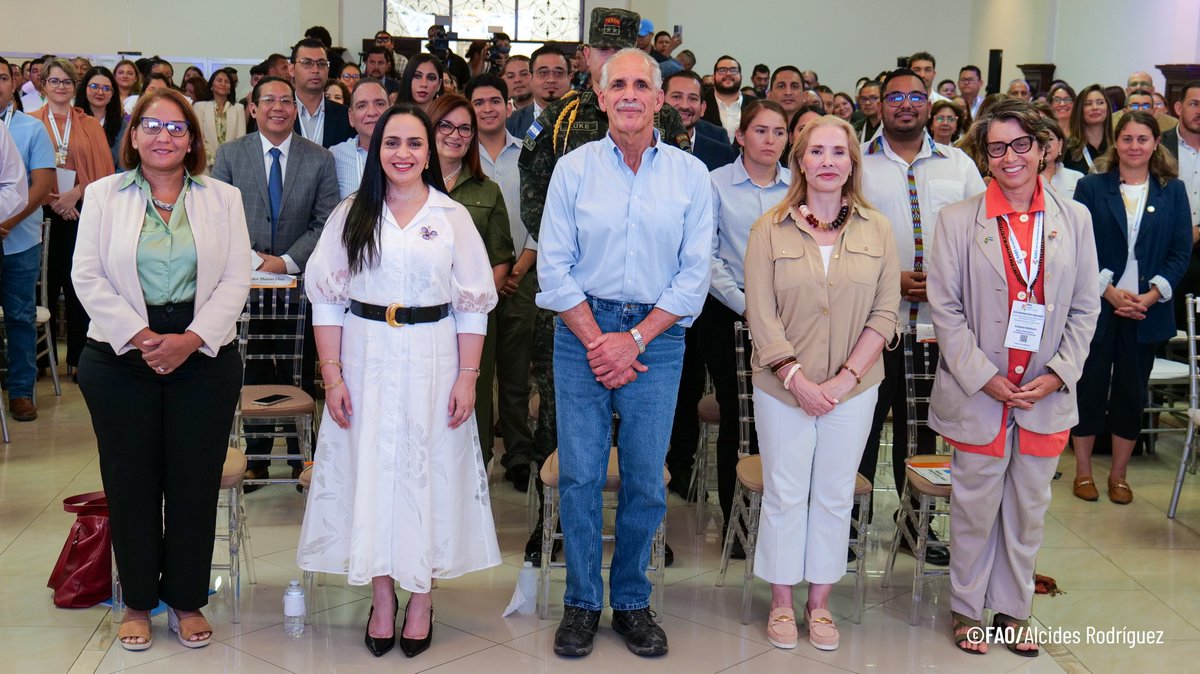 FAOHonduras's tweet photo. ¡Así se vivió el primer día del encuentro de la Red de Alimentación Escolar Sostenible (#RAES), 🇭🇳✨

Comayagua fue el punto de reunión donde participaron diferentes delegaciones de América Latina y el Caribe.

Mira el resumen de la jornada aquí 👇🎥 https://t.co/e9DJXhh8wx