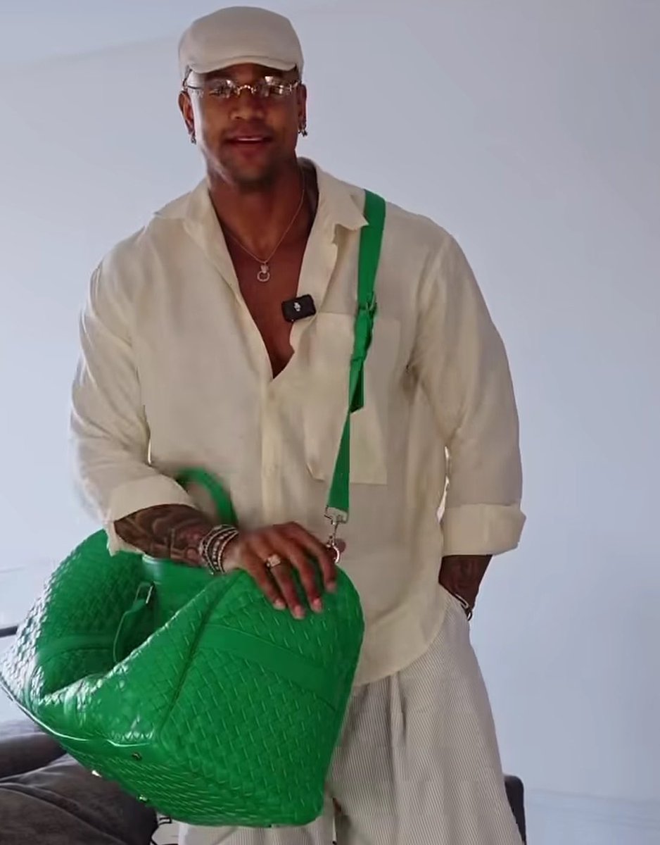 100_criterios's tweet photo. Léo Santana comprou uma bolsa avaliada em cerca de R$ 40 mil e explicou que escolhe esse tipo de acessório principalmente pelo gosto pessoal.

“Eu simplesmente olho, acho bonita e quero. É simplesmente por gostar mesmo.” https://t.co/SDADhCNNic