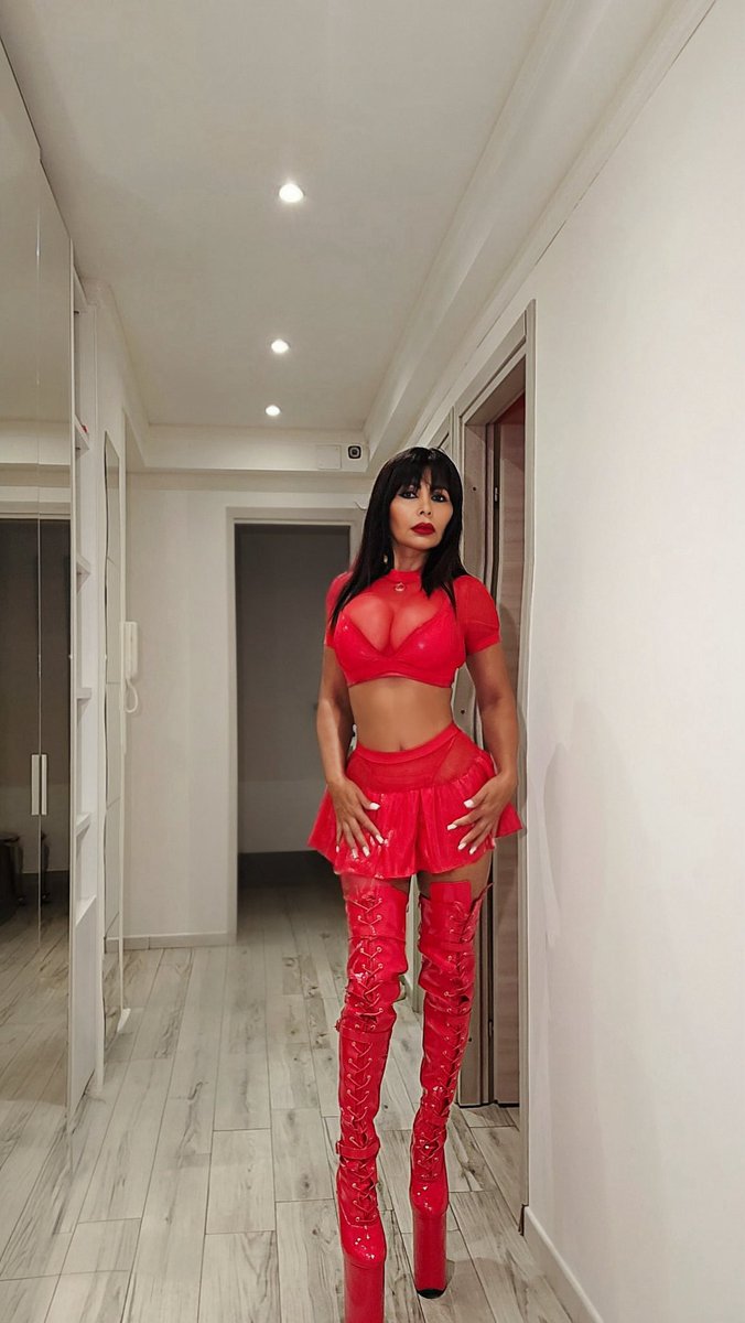 ladyMoira81's tweet photo. Il Rosso non chiede il permesso. Si fa ricordare. ❤️🔥
Lady Moira.
#LadyMoira #RedPassion #QueenEnergy #DarkElegance #MadameMoira
#pantyhose
#modeling https://t.co/iEonhyFu3V
