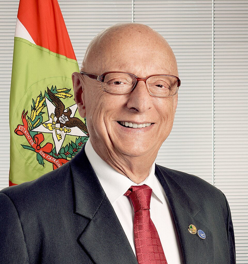 22lobista's tweet photo. Esperidião Amim entrou na política em 1969, Carol de Toni nasceu em 1986. Esperidião já foi prefeito de sta Catarina e já viveu e enriqueceu na política por 57 anos, uma raposa velha. Vcs acham justo insistirem na múmia invés de colocar um sangue novo na política ? https://t.co/vOHEcdMOpU