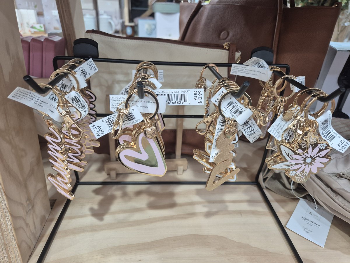 Aura_skie's tweet photo. Wrapped up in my favorite world today: shopping for things that heal my soul. ๐๐จ From the texture of the paper to the glide of the pen, putting words down on a blank page is my ultimate reset. ๐โจ#CreativeTherapy #Journaling #StationeryLove #MindfulMoments https://t.co/ie10gkA22t