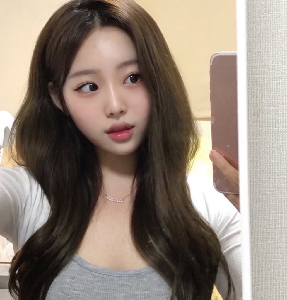 chanmiu_ollog's tweet photo. 유정ちゃんのお顔、透明感が凄すぎて見惚れる。特に髪の根元をふんわり立ち上げるヘアセットが理想的。こういう丁寧なケアがこの雰囲気を作るんだなって憧れる。 https://t.co/kdVaEzS6Ch