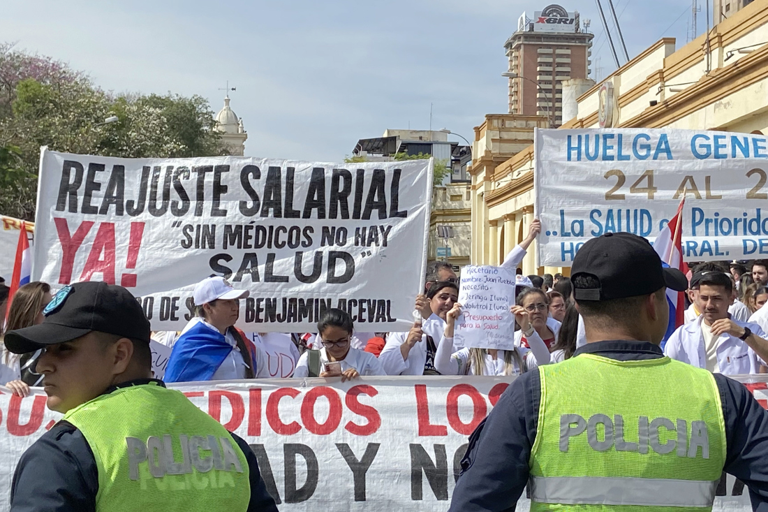 ComentarioUdeC's tweet photo. #Mundo
Retoman médicos paraguayos las manifestaciones para exigir ajustes salariales
https://t.co/vNrabQNgSf
#ElComentario #Sinamed #ProtestasMédicosParaguay #SalarioMédicosParaguay #CondicionesLaborales #MédicosParaguay https://t.co/10sXt0hpo4