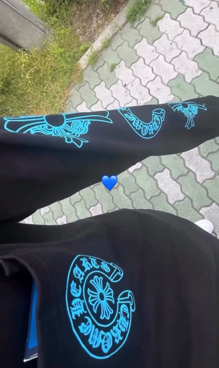 k1vc_sub's tweet photo. 妹にクロムハーツのロンTプレゼントして貰った😽
お小遣い貯めて買ってくれたって😭 https://t.co/weZPrCP8ko