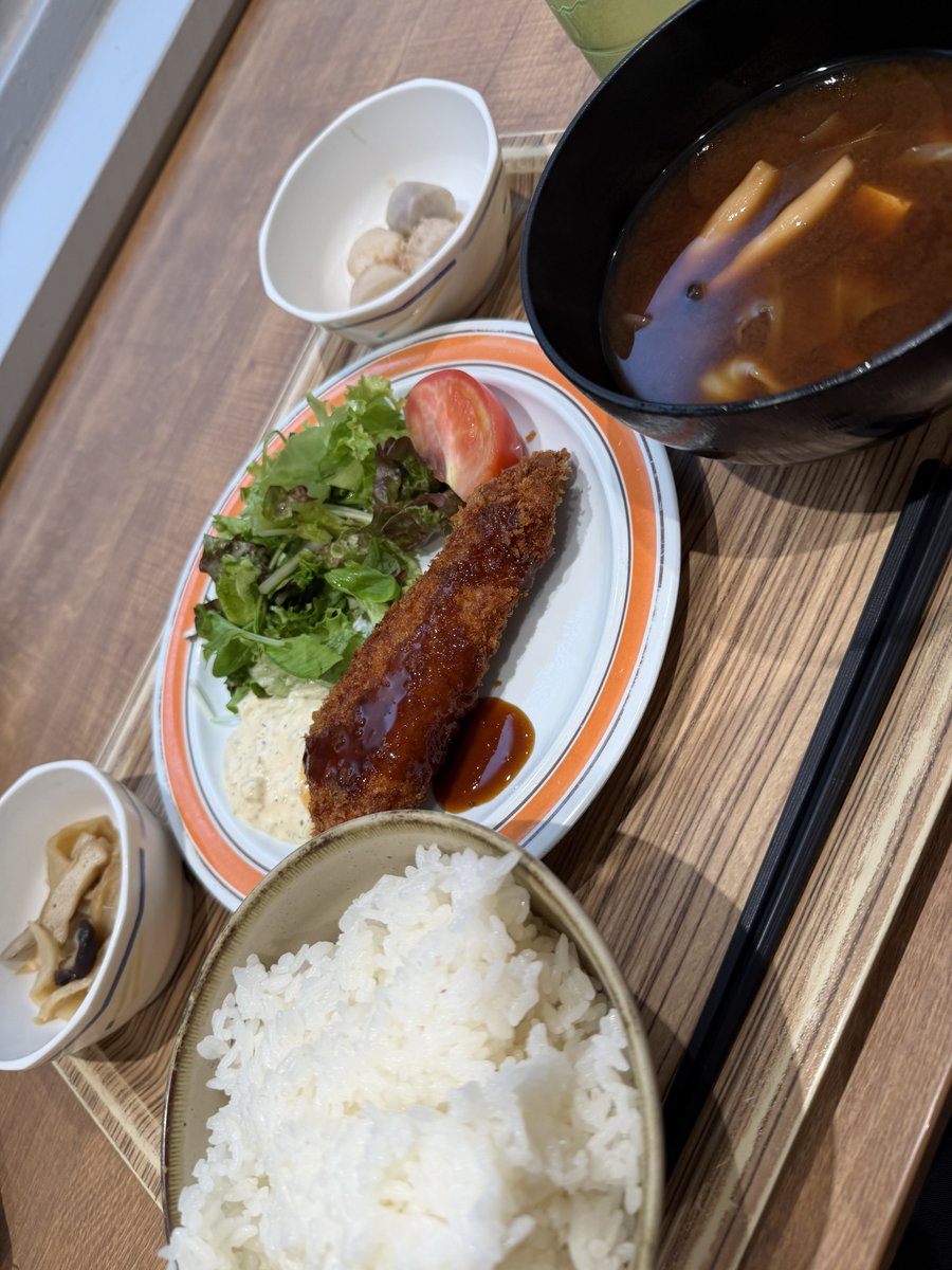 zunkop's tweet photo. 常識では考えられない行動

平日に有給をとって農林水産省の食堂でランチ https://t.co/XjBfynLUNa