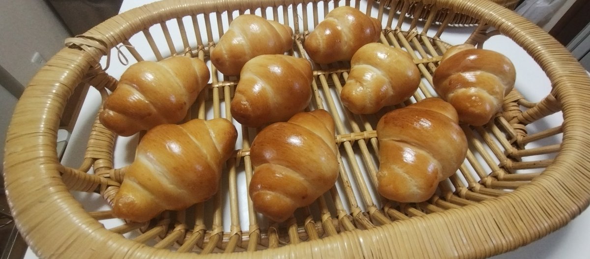 trexakiko's tweet photo. 暑いけど　パン焼きました
どれくらい焼いてなかったんだろう
練習あるのみだ
#ロールパン
#チョコパン 
#練習あるのみ https://t.co/C0ZfdtZxuO