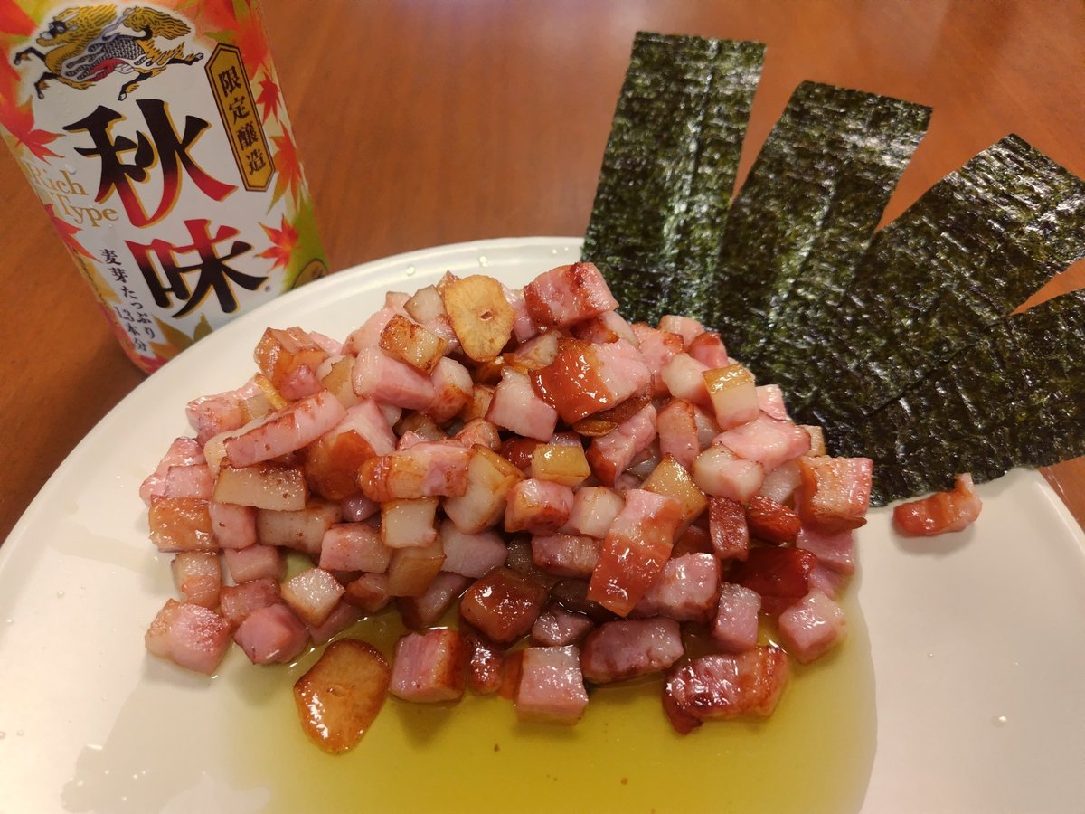 Baketu_head's tweet photo. 「ニンニクをオリーブオイルで炒めて香り付けしたもの更にサイコロ状にカットしたブロックベーコンを軽く焦げるまで炒めて追いオリーブした物を味ノリで掬って食べる」というツマミを夢を見て美味そうだったので再現してみました。 https://t.co/o8msGnbmXH