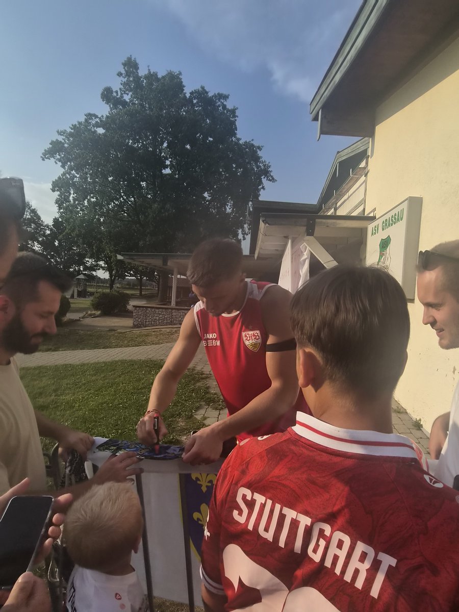 rafaelo1893's tweet photo. ich finde super das ermedin #demirovic beim #vfb bleibt.
mit dem neuen trio undav - pejcinovic - demirovic sind wir in der offensive sturm bestens aufgestellt und torgefährlich.
#allin
#vfb
#tore
#gofortitel
#demirovic
#bosnien https://t.co/u9VUyqMaqY