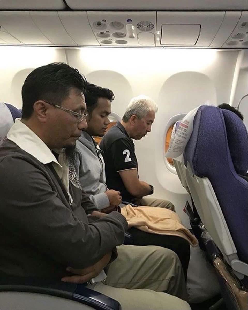 Miss_Halimatu's tweet photo. Prayer on a plane  MashaaAllah 👇❤️🤍📌👏🙏 https://t.co/JyHH79w932