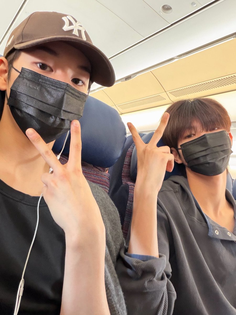 dks3x's tweet photo. 기내 옆자리라는 거… 진심 좋다 X발 https://t.co/ciDDq2u61K