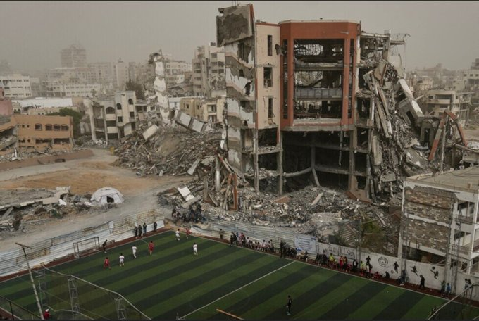 Spanish_Revo's tweet photo. Esta imagen de un partido de fútbol entre las ruinas de Gaza fue retirada de un festival de fotografía deportiva en Francia tras una campaña de presión proisraelí.

La fotografía, de Jehad Alshrafi para Associated Press, muestra un partido entre el Gaza Sports Club y el Al-Ahly, disputado el 14 de febrero entre edificios destruidos por Israel. 

El Deauville Sport Images Festival la retiró tras presiones proisraelíes (llegaron a calificarla de “propaganda de Hamás”) y la sustituyó por una imagen de ciclistas para, según el Ayuntamiento, evitar polémicas.