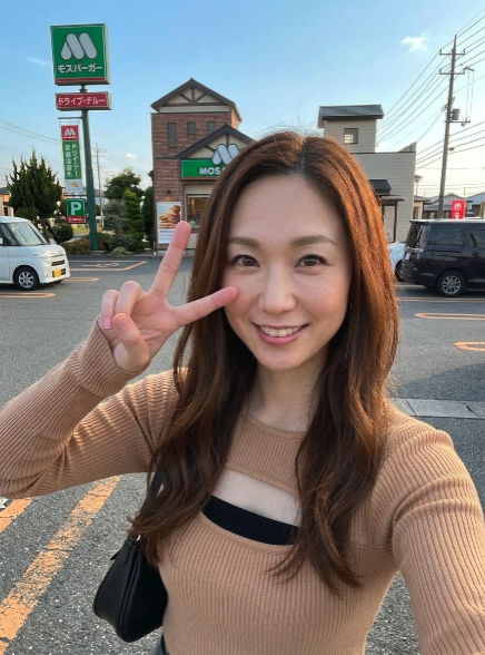 yumiko11654's tweet photo. 持ち帰るならモスバーガーとおばさんどっち？笑 https://t.co/ryfKtoCLVn
