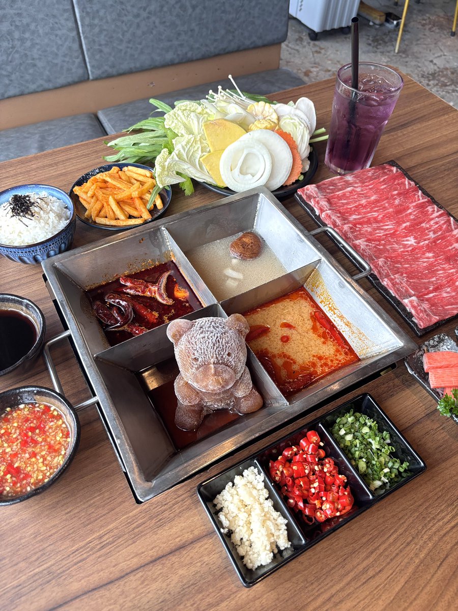 viewwrs's tweet photo. 🍲🧸Tenten Shabu ชาบูหมีออนเซ็น เค้ามี Lunch Set แล้วนะ ราคาดีมาก 189฿++ (222฿net) เลือกได้ทั้งชุดชาบูและชุดข้าวด้ง วิวเลือกเนื้อวากิวโชโตโมโมะได้ในราคานี้อะคิดดู คุ้มจัดๆเลย เนื้อดีมาก ได้ซุป4ช่องพร้อมข้าว เครื่องดื่ม และ เฟรนฟราย์รีฟิล ทั้งอิ่มทั้งอร่อยเลย มีทั้งเนื้อและหมูให้เลือกเลย🍣
⏰Lunch set 11.00-17.00 (วันธรรมดา)
📍Siam square one fl.5