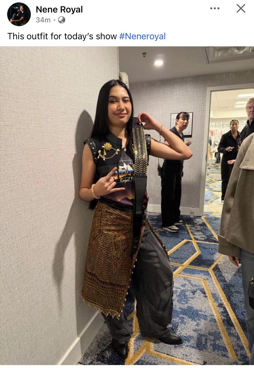 tonpatiwat's tweet photo. ชุดการเเสดงของเธอวันนี้

คล้ายมีผ้าไทยคาดอยู่ด้วย ..ลายเเปลกตา ไม่เคยเห็น เเต่พอเห็นเชิงผ้า ก็น่าจะผ้าไทยของเรา

ดูเเล้วลงตัว สะท้อนความเป็นไทยในโลกสากล

ใครทราบบ้างว่า ลายผ้าลักษณะนี้ มาจากท้องถิ่นใดครับ ? https://t.co/EQT8czy0Gt