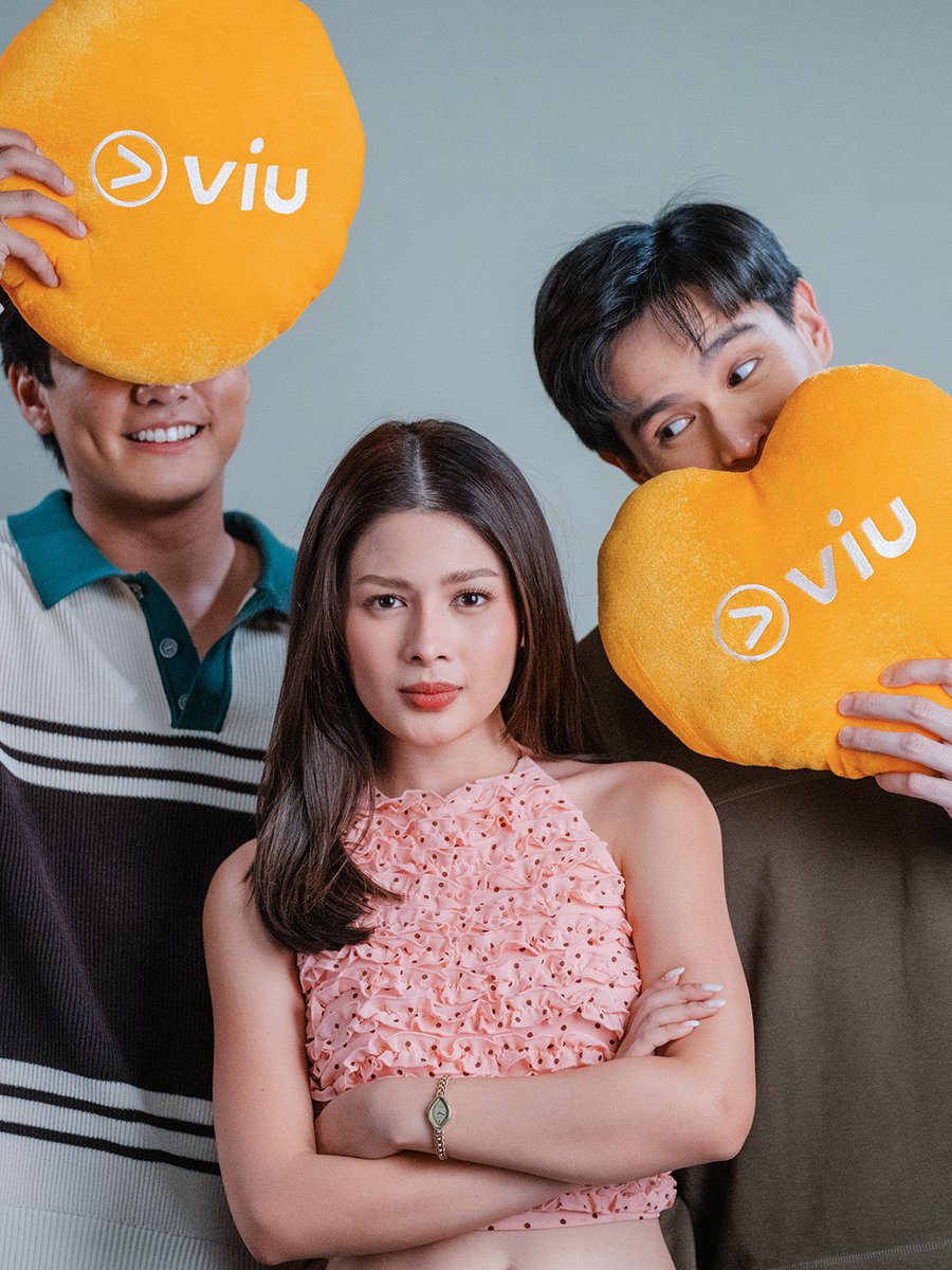 pelikulamania's tweet photo. PBB Alumni AZ Martinez, Ralph de Leon and Michael Sager star in Vio Originals warm, witty, and hopeful series 'THE WAY BACK TO YOU.'

Set in a fictional provincial town known for its onion farms, the story explores the pull between first love and present-day relationships as the characters reconnect with people and places from their past.

Streaming soon on Viu.

#TheWayBackToYou #AZRalph #AZMartinez #RalphDeLeon #MichaelSager