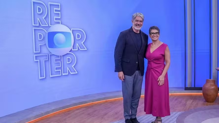ZAMENZA's tweet photo. Todo mundo entendeu o motivo do William Bonner TER METIDO O PÉ antes de completar 30 anos redondos no #JorrnalNacional. Preferiu sair com 29 anos de bancada a ter que encarar isso de novo. Agora tá feliz fazendo matéria de chás e passarinhos na floresta com a Sandra Annenberg. https://t.co/jT1wHJi1xJ