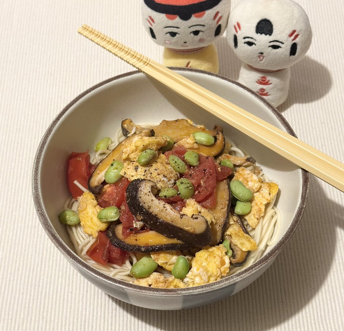 goldencardamon's tweet photo. 手抜きテレワークランチ
具材を分けない、よく言えば
中華丼みたいな冷し中華😆

今回は椎茸もトマトも
久々に大きめのものをカット🍅🔪
卵もさくっとかき混ぜただけ
枝豆は冷凍しておくと便利だなあ♡

きちみ製麺さんの商品なので
味は間違いないけど、
炒め物の汁と冷し中華のスープが
いい感じに混ざり超うめかった〜😋

箸もきちみさんの「すべらない箸」
重宝してます！