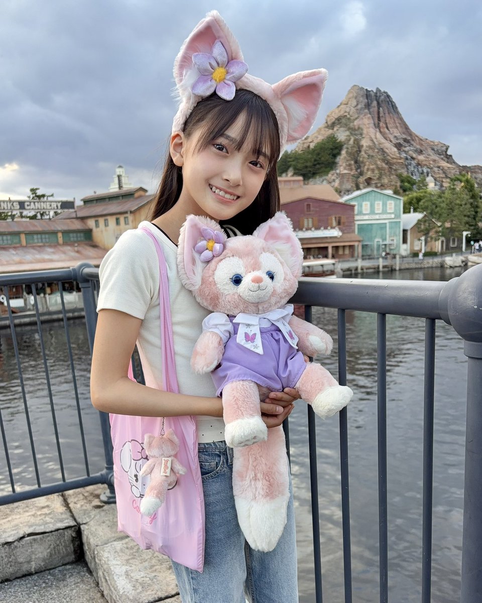 ts_arisa_ta's tweet photo. ディズニーシーへ🐚🪸🫧
リーナ・ベルちゃんと一緒に🎀
夕方からでも
たくさん楽しめました🫶🏻💎

#テアトルアカデミープロダクション
#津久井有咲 https://t.co/alExkQMGuX