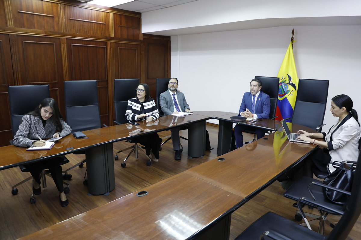 CancilleriaEc's tweet photo. 🇪🇨🤝🇦🇩 Ecuador y Andorra avanzan en migración circular

La Cancillería, a través del Viceministerio de Movilidad Humana, inició conversaciones con el Principado de Andorra para impulsar oportunidades de migración laboral regular, ordenada y segura para ecuatorianos.

👉 El primer acercamiento, liderado por el viceministro Saúl Pacurucu, abre una nueva línea de cooperación bilateral en materia de movilidad humana y da continuidad a los compromisos asumidos durante el V Foro Iberoamericano de Migración y Desarrollo, realizado en junio de 2026 en Huelva, España.