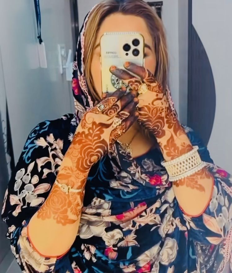 monasidii's tweet photo. الحنّة الموريتانية زينة قديمة، وكل جيل يزيدها لمسته ويحافظ على جمالها 🤎 #التراث_الموريتاني #حنه_موريتانية https://t.co/XPWGaUhedt