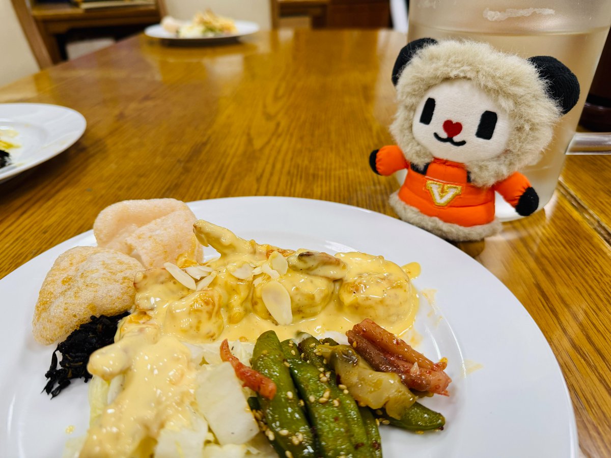 gochan_V's tweet photo. #ゴーちゃん南極かんそく隊レポート

きょうのごはんはえびマヨとえびせんでえびまつりブイ！
ぷりぷりのえびとサクサクのえびをいっしょに味わえたブイ！
メニューのホワイトボードにもえびさんをはっけんしたぞ！ https://t.co/1HcT8dIhOD
