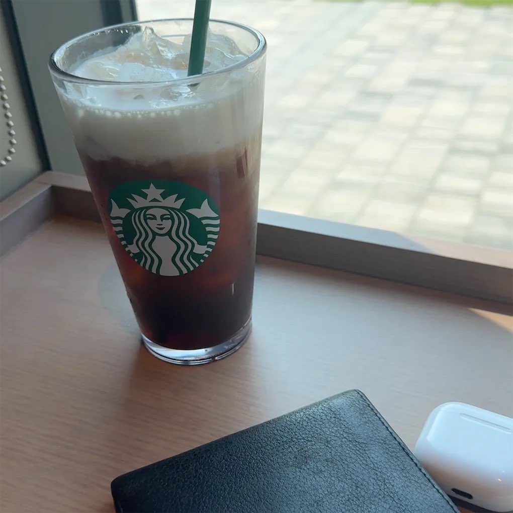 saltvibe's tweet photo. Sáng nay ngồi cạnh cửa sổ với ly này.

Cà phê đá, ánh sáng nhẹ, không gian khá yên.

Giữa tuần mà được ngồi vậy một lúc cũng thấy dễ chịu hơn.

Chúc ae một ngày Thứ Tư ổn. https://t.co/fSPalZBngO