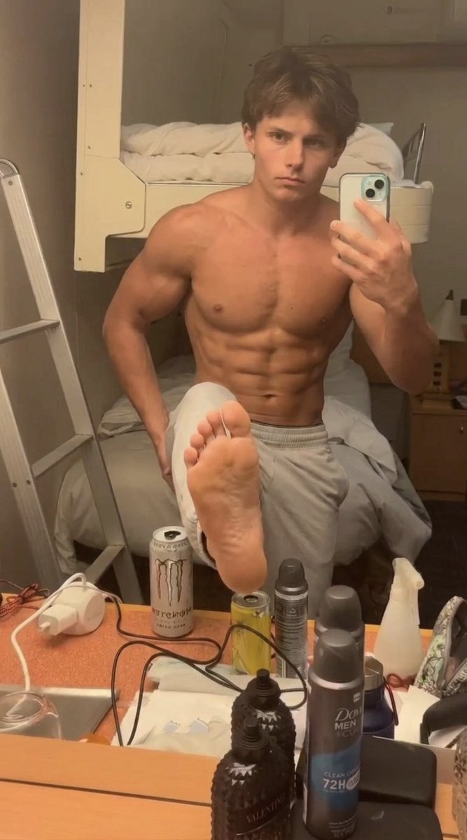 GreyCash20's tweet photo. After a busy day I’m kicking back and ready to have you beneath these stinky soles 😈 https://t.co/Z3RvUqGTrV