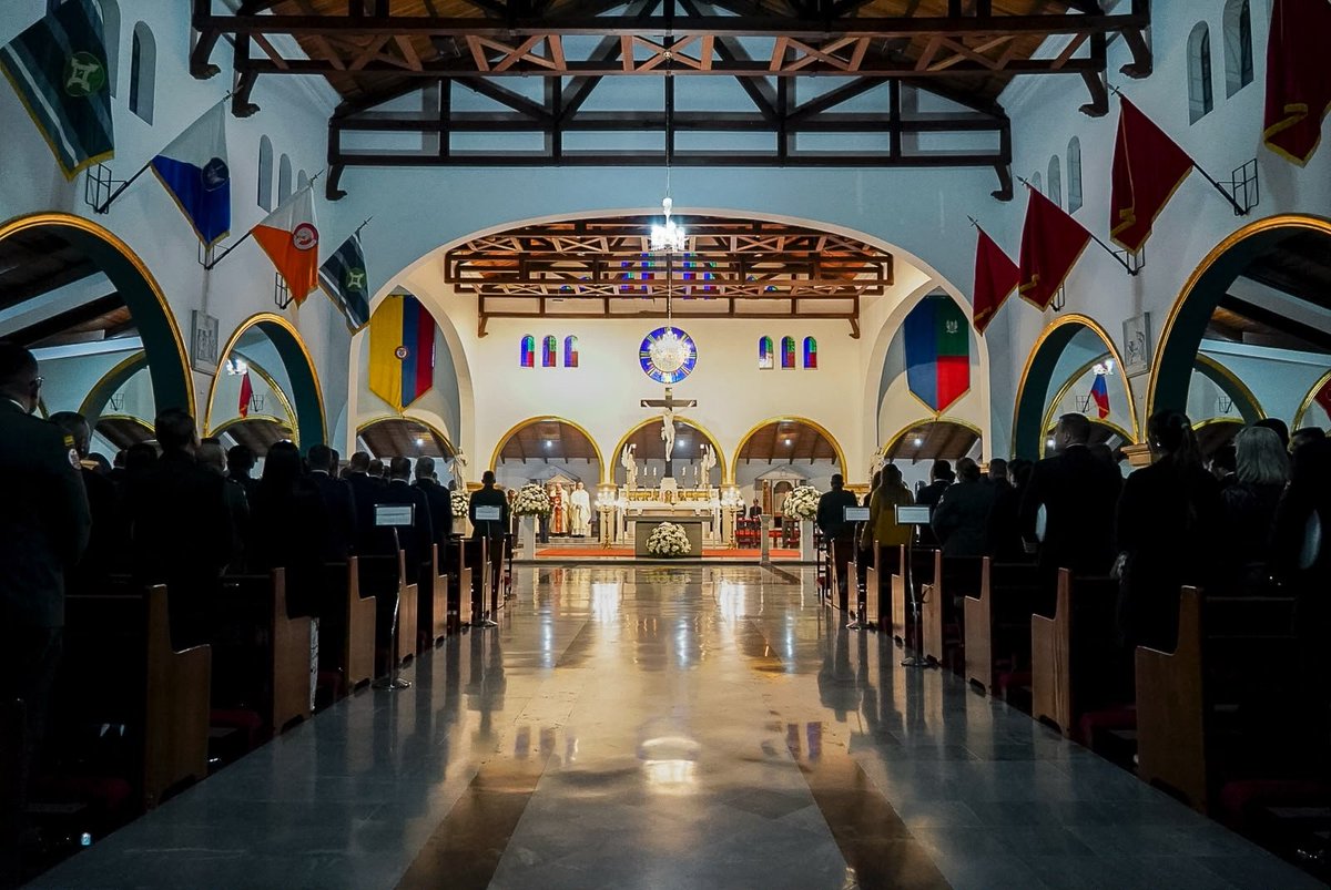 FuerzasMilCol's tweet photo. Hoy elevamos nuestras oraciones en una Eucaristía de Acción de Gracias, poniendo en las manos de Dios la misión de nuestras Fuerzas Militares y la vida de nuestros Soldados de Tierra, Mar, Río y Aire.

Con fe, gratitud y esperanza, renovamos nuestro compromiso de servir a Colombia con honor, entrega y vocación.
#COMANDANTEFFMM