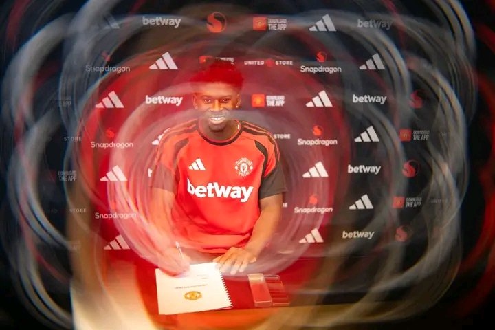 JeanEkila's tweet photo. Carlos Baleba rejoint Manchester United pour 76 M€ plus 6 M€ de bonus.

Ce gros transfert montre que Manchester United compte sur le milieu camerounais pour renforcer son équipe.

Un gros transfert est une grande chance, mais le plus important reste de confirmer sur le terrain. https://t.co/IA44c5DINZ