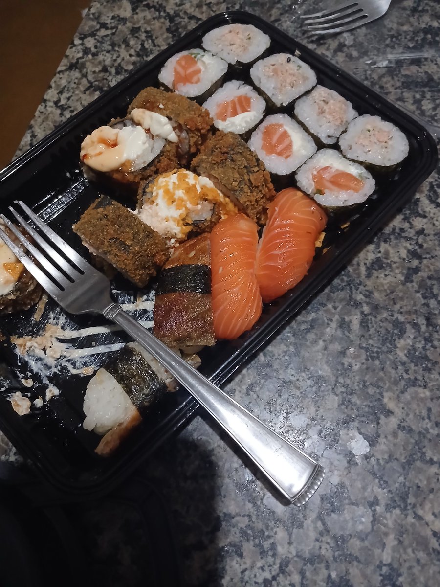 scarllyi's tweet photo. ME DERAM SUSHI https://t.co/hWRssHtpLN