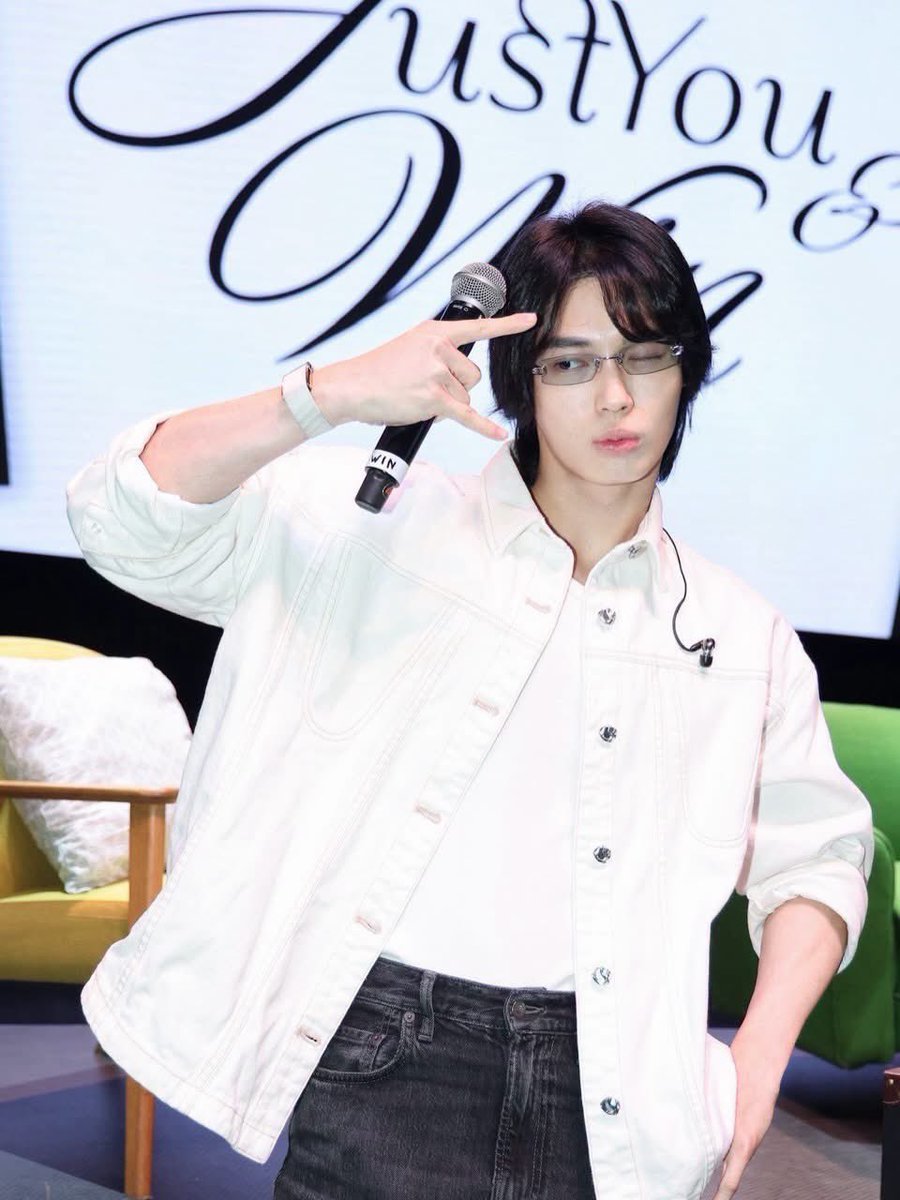 WinmetawinO's tweet photo. 📷 พี่วินขอท่าเท่ แบบเท่ ๆ ..

แล้วออกมาแบบน่ารักซะงั้น 😍

WIN 1ST FANMEET IN CDMX

#JustYouandWin1stsoloFMinMexicoCity
#winmetawin https://t.co/IVSFRTmoVN