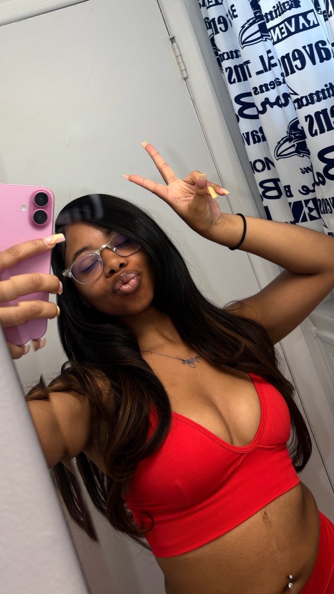 therealmiayaa's tweet photo. hey siri play “beauty” by dru hill ❤︎⁠ https://t.co/FnhtK0X02i