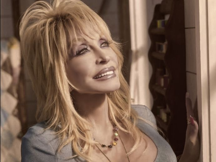 us_connie's tweet photo. 🚨 Donald Trump orders flags nationwide to be flown at half staff following Dolly Parton’s passing https://t.co/lN34gK5h4c
