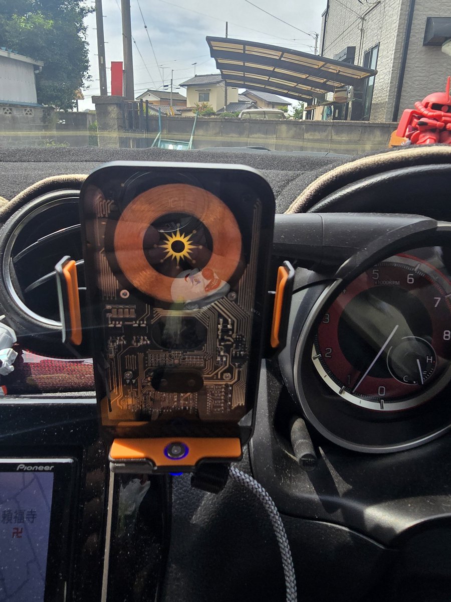 Hasuyamasan's tweet photo. こいつ、充電１００%になるとホールド解除するんだが… https://t.co/qgmJKniWji
