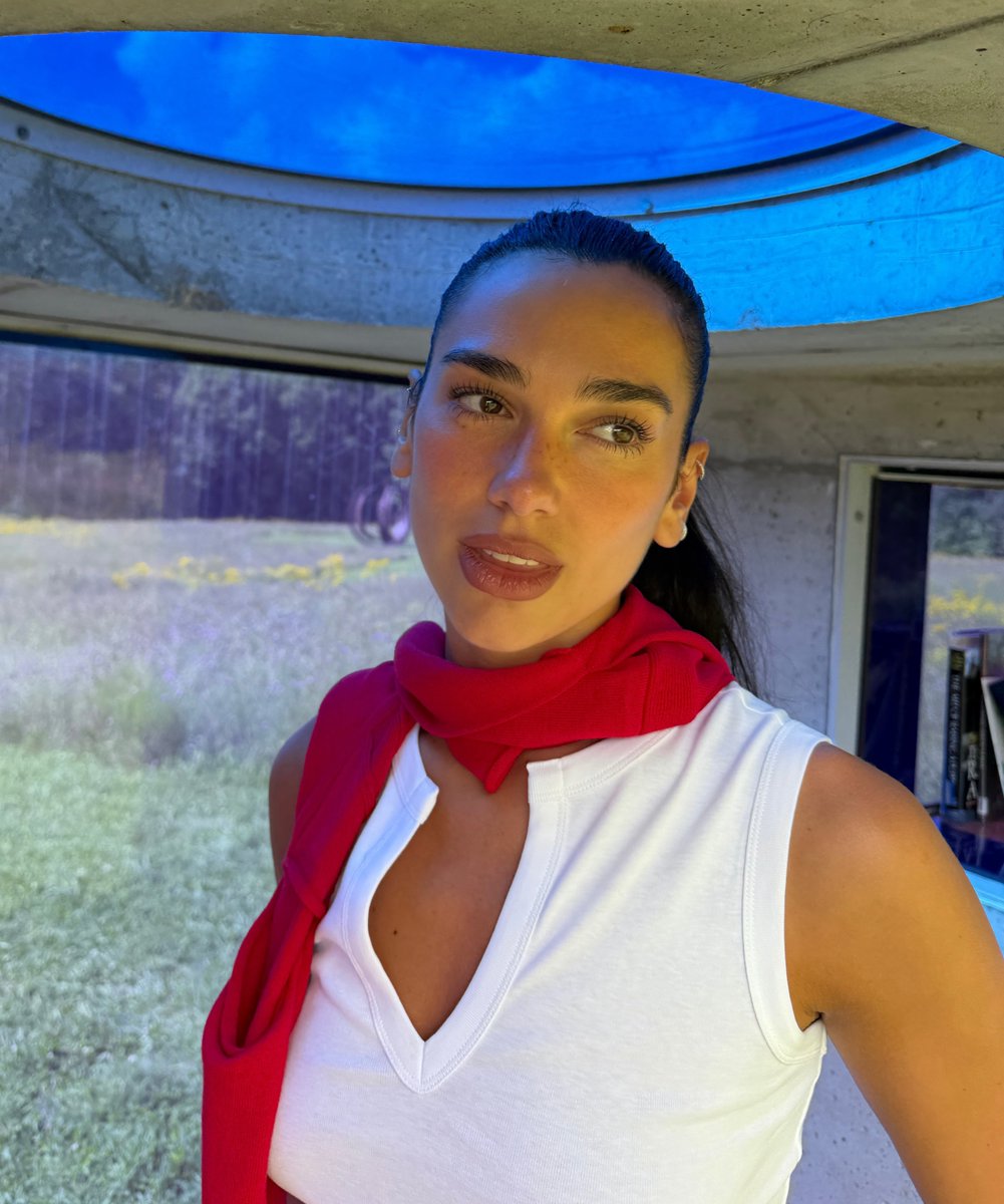 JumpTrailers's tweet photo. Dua Lipa https://t.co/qLGbYzLjbm