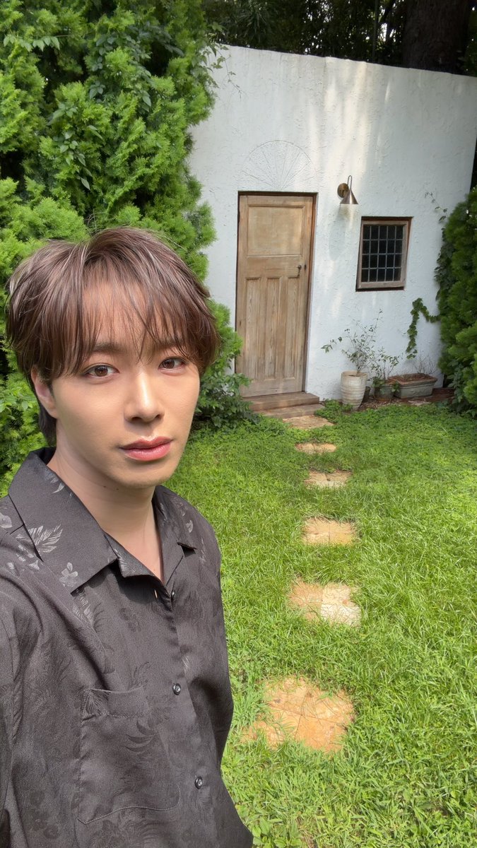 masaki_shiota17's tweet photo. おはよう😚✨

再投稿すまぬ🥹！

これからいつもと違った雰囲気の撮影行って参る🫡🔥

この前ジブリ感あるとこ見つけたから朝に丁度良いと思って載せるでござる🌲
その後は稽古🔥

早く皆んなに会いたい😚！！
もっともーーっと会いたい‼️
パワーあげるからパワーちょーだい笑
どっちやねん笑

って事で、もう8月も後半！！
はやすんぎ🤨！！

今日も一日よろしくぅ🫶！

#SHOW_WA #Ruby #ジブリ #ジブラー