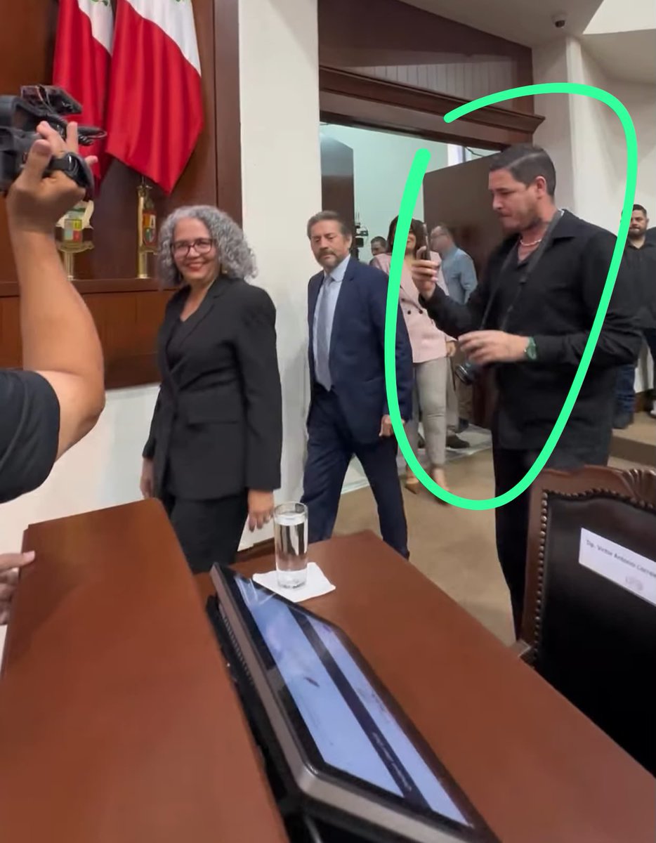 marcelcarrillog's tweet photo. Vi que hace rato @LOVREGA se preguntaba quién era el tatuado que acompañaba a la gobernadora rochista Graciela Domínguez; incluso planteaba que podía tratarse de un sicario o guardaespaldas.

Pero después de ver las fotos que me mandaron mis amigos de Culiacán, creo que el joven no representa peligro alguno.

¿De dónde saca la 4T a estos cabrones? 😂